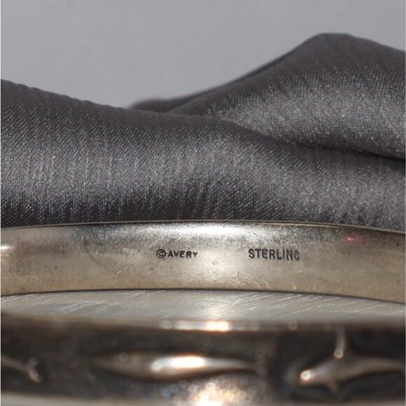 Retired James Avery Sterling Silver Whale Bangle Bracelet 21.6G/8in/7.5mm - Picture 4 of 5